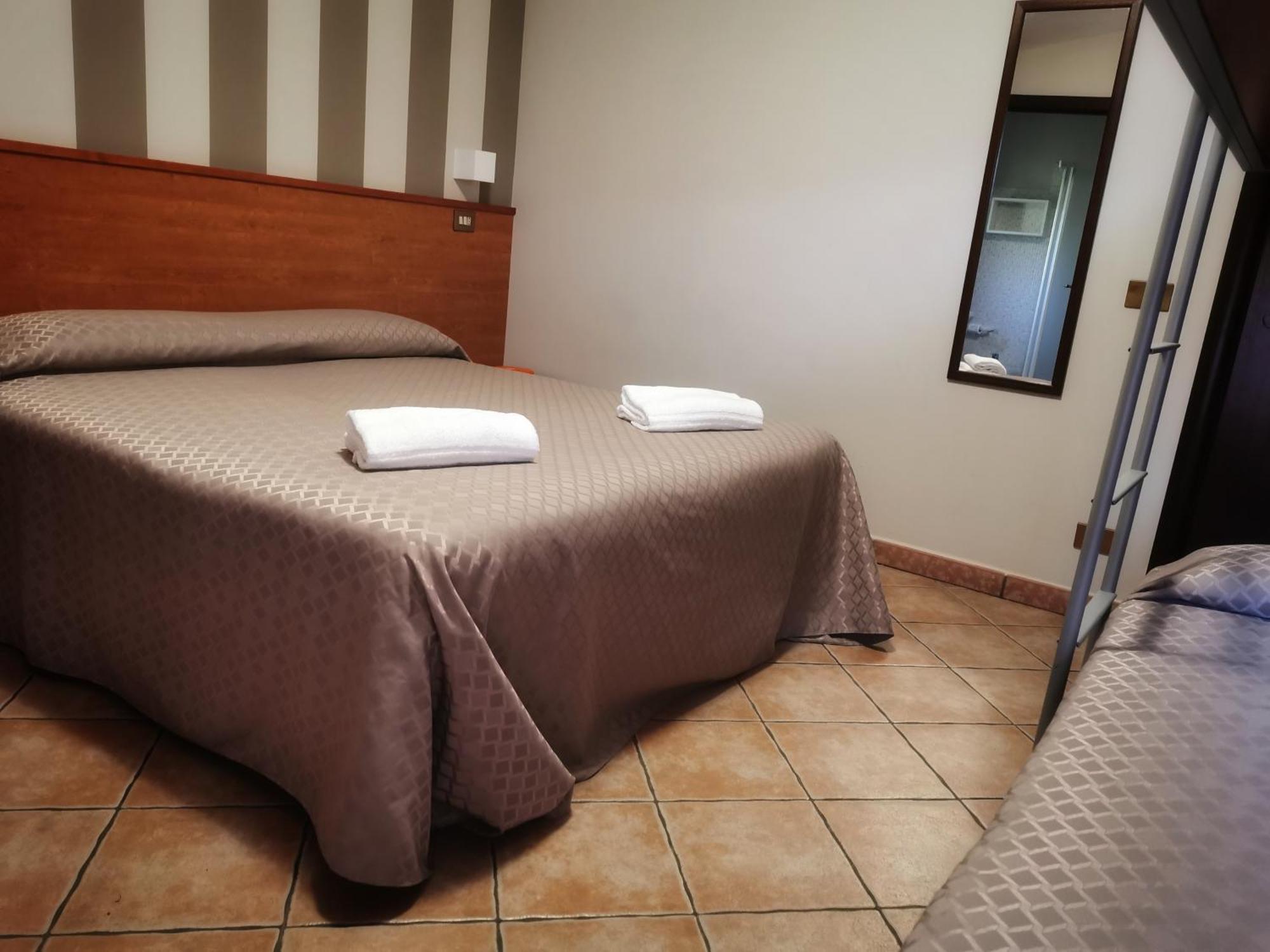 Hotel Piscina La Suite Prossedi Exterior photo
